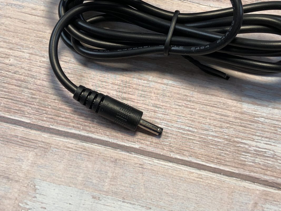 9V1A電源 變壓器 插頭特寫